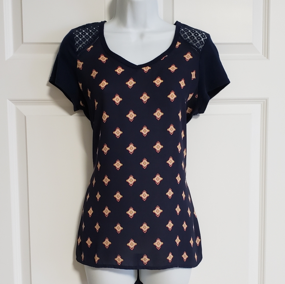 Maurices Womens Medium Shirt Diamond Printed Hi-Lo Hem Crochet Shoulders Back